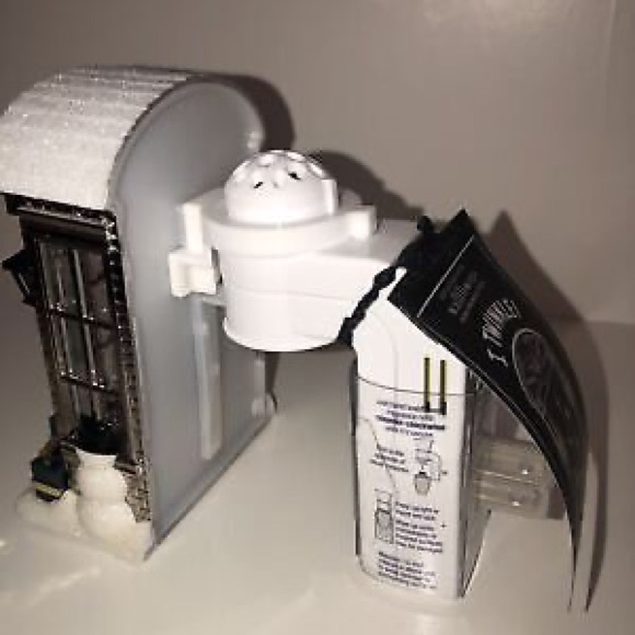 NWT BATH AND BODY HOLIDAY ENTRYWAY NIGHTLIGHT
Wallflowers Fragrance Plug - Picture 10 of 11